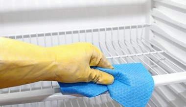 ​Nie kupuj środków do mycia lodówki. Najlepszy zrobisz samodzielnie z 2 tanich składników
