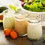 Nie kupuj, zrób w domu. Letnie zdrowe sosy sałatkowe w kilka minut