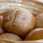 Nie kupuję bułek. Mieszam kefir z tymi składnikami i piekę swoje pieczywo