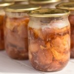 Nie kupuję wędlin, sama zamykam mięso w słoikach. Można je przechowywać miesiącami