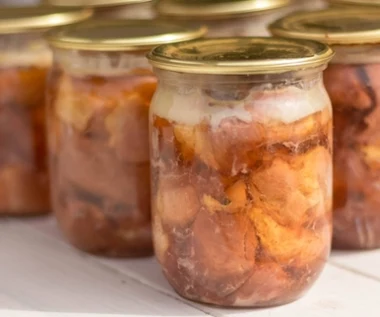 Nie kupuję wędlin, sama zamykam mięso w słoikach. Można je przechowywać miesiącami