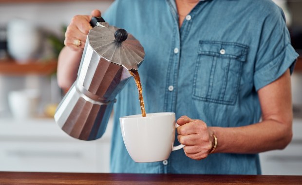 ​Nie łącz tych produktów z kawą. Eksperci ostrzegają przed popularnymi błędami