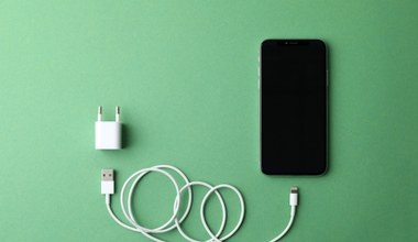 Nie ładuj iPhone'a, gdy śpisz. Jasna instrukcja Apple'a