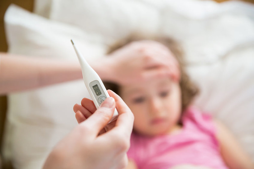 Nie lekceważ gorączki u dziecka /123RF/PICSEL
