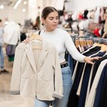 Nie lubisz sukienek? Ta stylizacja idealnie sprawdzi się na komunię i wesele