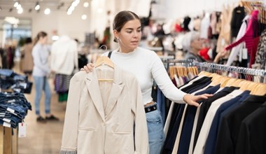 Nie lubisz sukienek? Ta stylizacja idealnie sprawdzi się na komunię i wesele