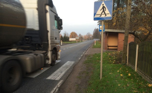 Nie ma chodnika, nie ma pobocza. „Narażamy życie”