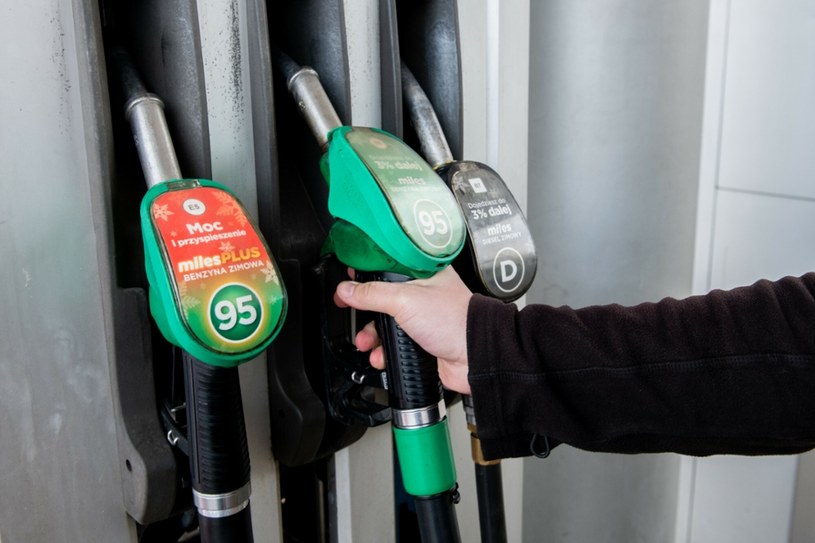 Nie ma co liczyć na szybkie obniżki cen paliw /Łukasz Gdak /East News