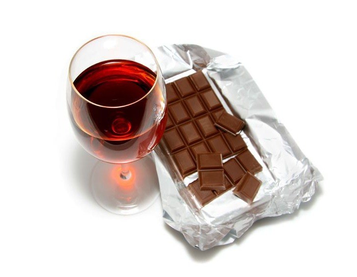 Nie ma dowodów, że wino i czekolada zmniejszają ryzyko chorób serca /123RF/PICSEL