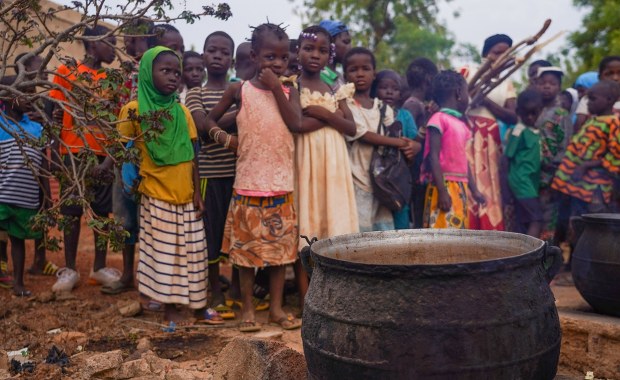 Nie ma jedzenia, wody, leków. Tragiczne skutki decyzji Donalda Trumpa