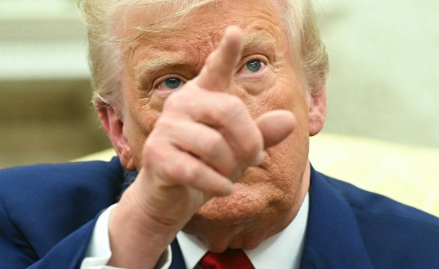 Nie ma litości! Wchodzą szokujące cła USA na towary z Chin