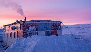 Nie ma luksusów, jest przerażająco zimno. To "Hilton" na końcu świata