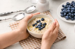 Nie ma prostszego dania od owsianki? Trywialny błąd odbiera jej walory