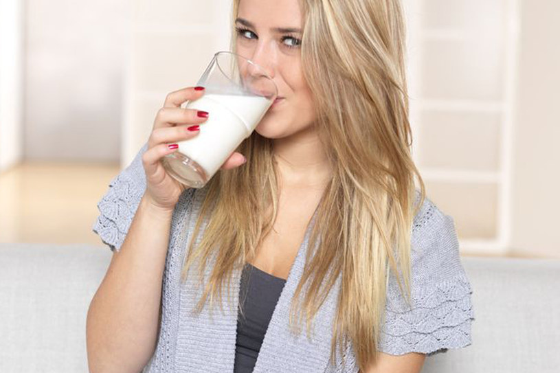 Nie ma sensu pić mleka o zerowej zawartości tłuszczu, bo nie ma w nim witaminy D /123RF/PICSEL