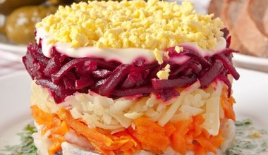 Nie ma świąt bez śledzika pod pierzynką. Ten przepis zrobi wrażenie nawet na wybrednej ciotce