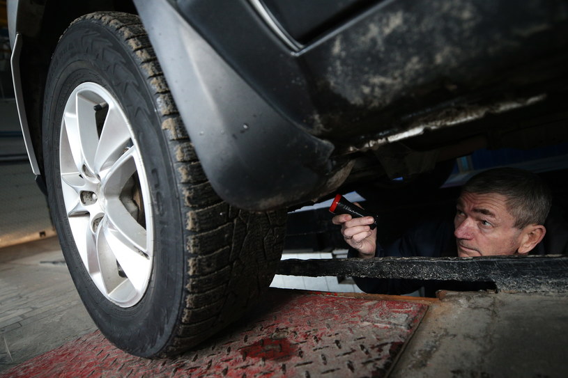 Nie ma wyjścia - pod samochód trzeba wejść... /Getty Images