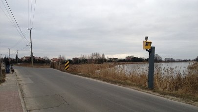 Nie ma zgody na usunięcie absurdalnych ograniczeń prędkości z bocznej drogi na Wilanowie