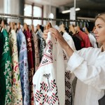 Nie masz jeszcze sukienki na wesele? Ten model pasuje do każdej sylwetki i jest dostępny w sieciówkach