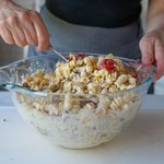 Nie masz pomysłu na kolację? Zjedz sałatkę makaronową bez mięsa