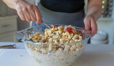 Nie masz pomysłu na kolację? Zjedz sałatkę makaronową bez mięsa