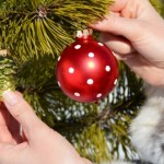 Nie masz zawieszek do bombek choinkowych? Zamiast szukać nitki, zrób to
