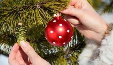 Nie masz zawieszek do bombek choinkowych? Zamiast szukać nitki, zrób to