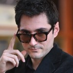 Guillaume Marbeck Nie miał łatwego zadania. Debiutant wcielił się w legendę kina