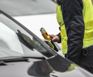 Nie miał prawa jazdy, ale był tak pijany, że jechał wężykiem