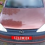 Nie miała prawa jazdy, więc na auto założyła... wymyślone, czerwone tablice