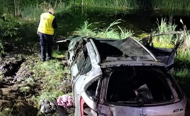 Nie miała prawa jazdy, wjechała do bagna. Dwie osoby nie żyją