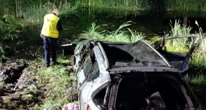 Nie miała prawa jazdy, wjechała do bagna. Dwie osoby nie żyją