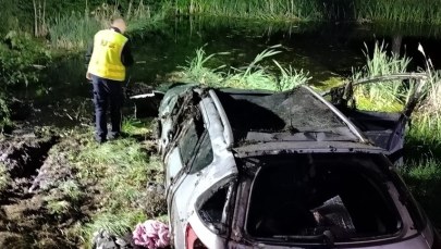 Nie miała prawa jazdy, wjechała do bagna. Dwie osoby nie żyją