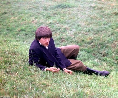 "Nie miałem nigdy problemów z popularnością, ponieważ mnie jakoś mało rozpoznają. Nawet nie wiem, czy to powinno mnie drażnić, czy cieszyć. Nie wiem. Mało kto mnie zaczepia i tak było zawsze"  - Radziwiłowicz mówił w autobiograficznej książce "Wszystko jest lekko dziwne".

Na zdjęciu - w filmie telewizyjnym Wojciecha Marczewskiego "Klucznik" (1979).