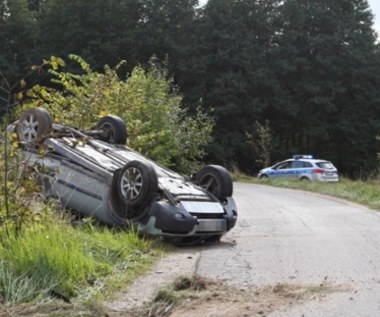 Nie mogli ukraść Renault, to ukradli Volvo. Skończyło się dachowaniem 