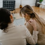 Nie mów, że "wszystko będzie dobrze". Sposób rozmowy z osobą chorą przewlekle ma znaczenie