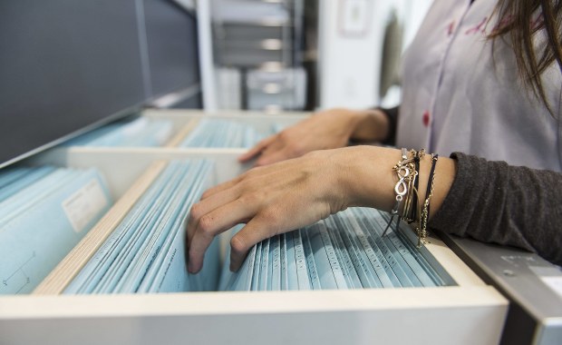 Nie możesz uzyskać dokumentacji medycznej po zmarłym członku rodziny? "Zgodę powinien wydawać sąd"