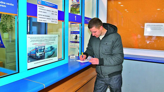 Wiek a egzamin na prawo jazdy Nie można podejść do egzaminu na prawo jazdy kategorii B przed ukończeniem 18 lat. /Motor