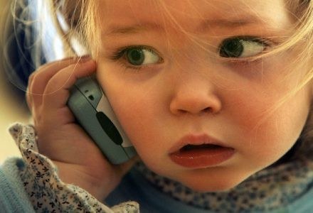 Nie mozna zostawić dzieci bez opieki z telefonem /AFP