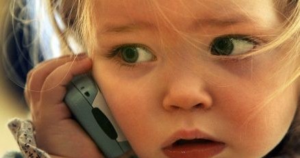 Nie mozna zostawić dzieci bez opieki z telefonem /AFP