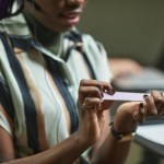 Nie musisz iść do kosmetyczki, żeby zdjąć hybrydę. Wystarczy folia i parafina