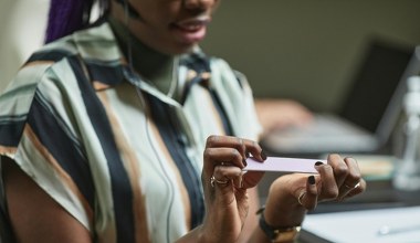 Nie musisz iść do kosmetyczki, żeby zdjąć hybrydę. Wystarczy folia i parafina