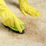 Nie musisz prać dywanów. Obsyp je tym, a na święta będą jak nowe