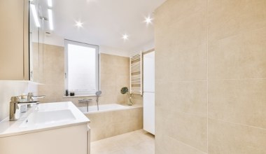 Nie musisz skuwać łazienki. Wystarczy, że przykleisz to na płytki