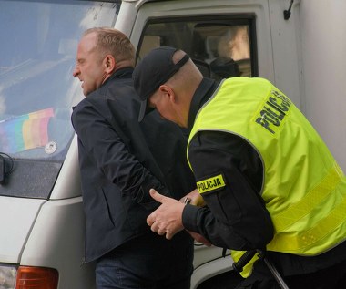 - Nie muszę mieć przekonań narodowca, żeby go zagrać. Raczej wymyślamy tą postać, korzystając być może ze wzorów, których mamy sporo dokoła w naszej rzeczywistości. Roman jest miksem kilku postaci, które wszyscy znamy z życia publicznego. Jego przekonania też są niestety coraz bardziej popularne. To, co mnie ciekawi, to skąd takie postaci się biorą i w jaki sposób powoli dopuszcza się je do głosu, a może nawet do władzy - precyzuje aktor.