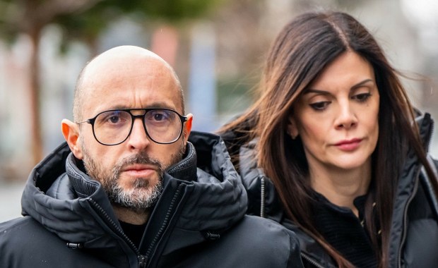 "Nie myślę o niczym innym". Właściciel baru z Crans-Montany zabrał głos