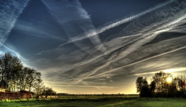 Nie na błękitnym niebie. Naukowcy odkryli, skąd biorą się smugi kondensacyjne
