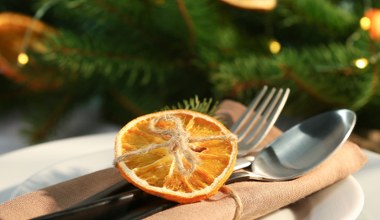 Nie nakrywaj stołu w ten sposób. Możesz ponieść poważne konsekwencje