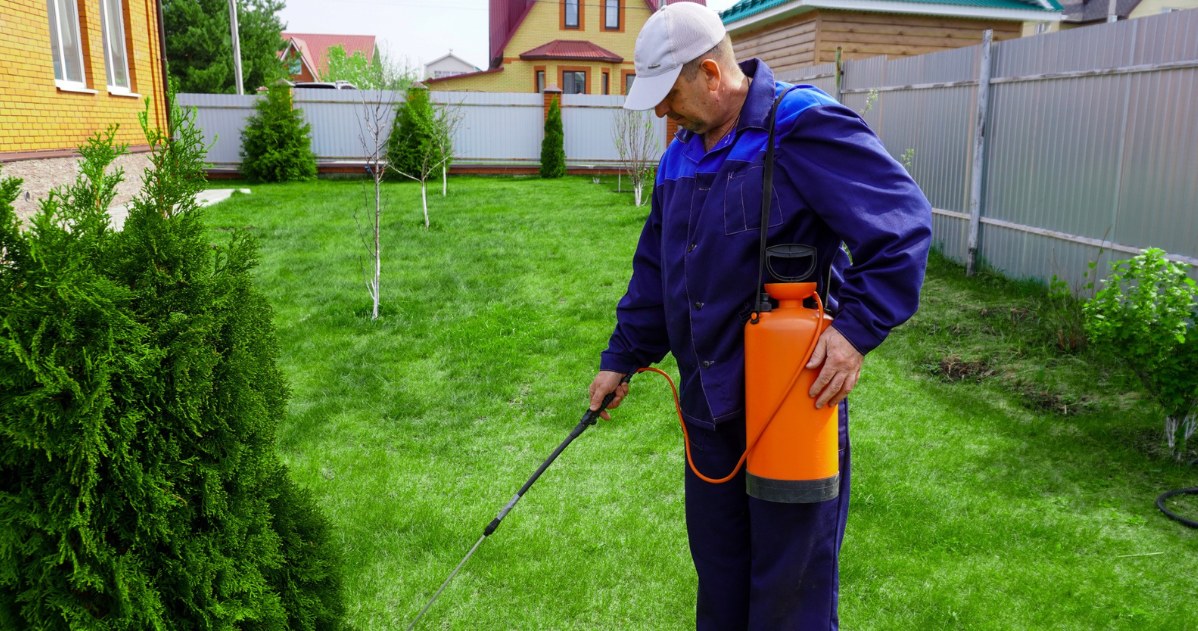 Nie należy rozpylać środków ochrony roślin bez odpowiedniego zabezpieczenia, czyli gogli i maski ochronnej, a także rękawic /123RF/PICSEL