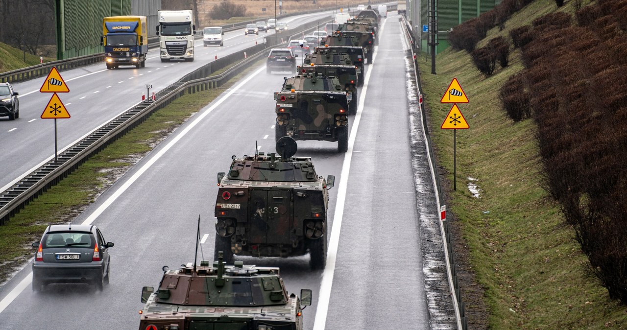 Nie należy ryzykowanie wyprzedzać kolumny, a tym bardziej wjeżdżać pomiędzy pojazdy wojskowe. /NewsLubuski /East News