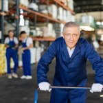 Nie obetną pensji i nie zwolnią. Wystarczy tyle lat do wieku emerytalnego